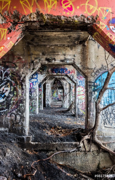 Afbeeldingen van Graffiti Art On Old Warehouse Walls