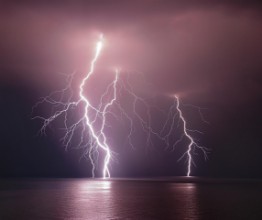 Thunderbolt over the sea paveikslėlis