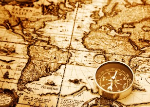 Afbeeldingen van Compass on Vintage Map