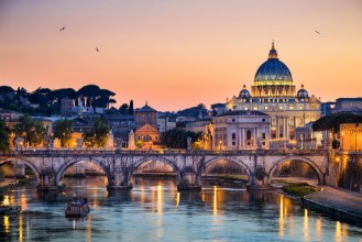 Bild på Night view of the Basilica St Peter in Rome