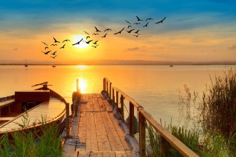 Picture of Puesta de sol sobre un embardero tradicional de madera