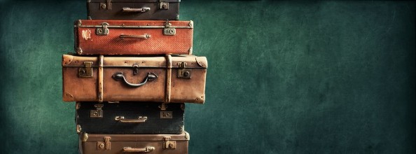 Image de Vintage Pile Ancient Suitcases Design Long Format