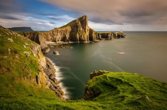 Bild på Cliffs of Neist Point Cape and lighthouse Isle of Skye Scotland