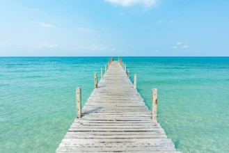 Afbeeldingen van Wooden bridge to the ocean