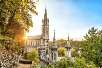 Afbeeldingen van Rosary Basilica on sunset in Lourdes