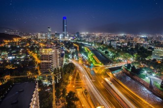 Bild på Night view of Santiago de Chile toward the east part of the city showing the Mapocho river and Providencia and Las Condes districts