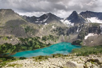 Bild på Highland Lake surrounded by cliffs Altai Siberia