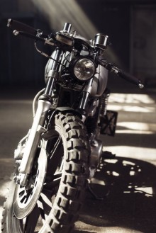 Afbeeldingen van Motorcycle standing in dark building in rays of sunlight