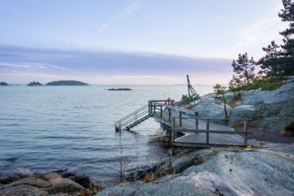 Afbeeldingen van Klippbad med badbrygga p Bjrn