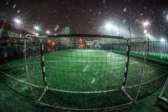 Afbeeldingen van Soccer arena in night illuminated bright spotlights