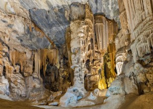 Bild på Stalactites and stalagmites in the Botha Hall Cango Caves