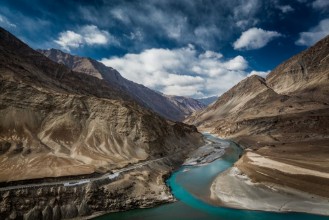 Bild på Confluence of Indus and Zanskar river at Nimu village in the Indian Himalaya Ladakh India