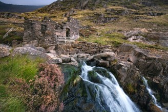 Bild på Derelict mine building off the watkins path snowdonia wales