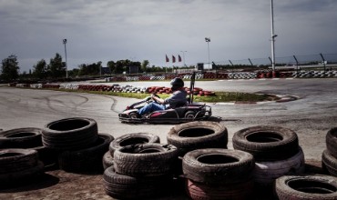 Afbeeldingen van Man drive go kart on track