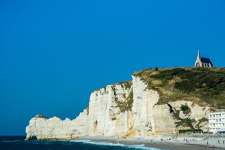 Bild på Chalk cliffs in Etretat with church Notre-Dame de la Garde