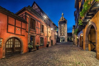 Bild på Dolder Tower and traditional houses in Riquewihr France