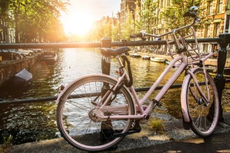 Afbeeldingen van Damenfahrrad in Amsterdam im Gegenlicht