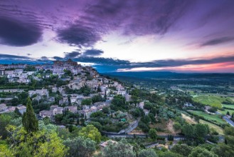 Bild på Rising sun over valley with Gordes town
