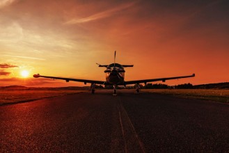 Afbeeldingen van Single turboprop aircraft on evening runway