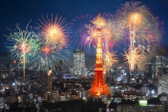 Ritratt ta’ Fireworks celebrating over tokyo