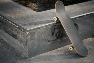 Bild på Svart skateboard i betong skatepark