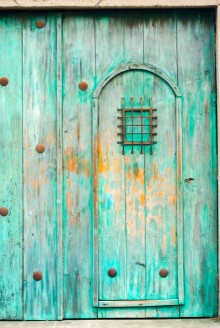Bild på Window and wooden door in colonial house of La Antigua Guatemala Central America