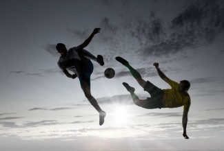 Bild på Silhouettes of two soccer players