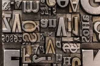 Afbeeldingen van Metal Letterpress TypesA background from many historical typography letters in black and white with white background
