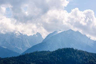 Bild på Beautiful landscape with mountains and cloudy sky in Germany
