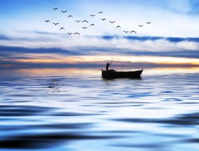 Bild på Pescando entre olas azules