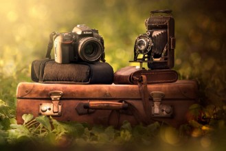 Bild på Fotocamera e valigia vintage e reflex