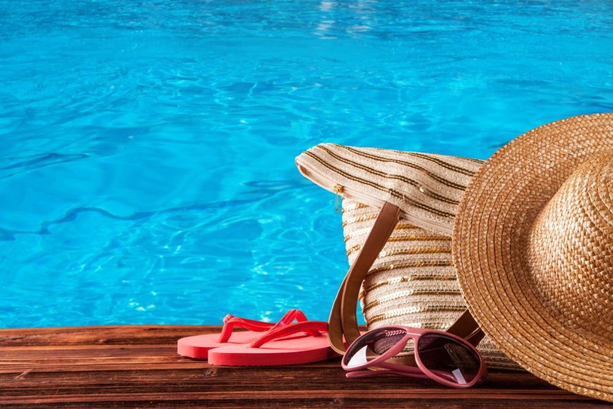 Afbeeldingen van Summer accessories on wooden planks