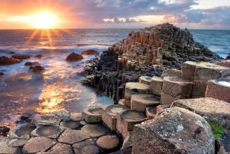 Bild på Sunset at Giant s causeway