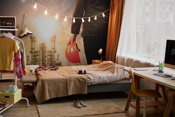 Afbeeldingen van Engineering man with safety helmet standing in industry estate a