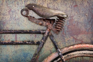Afbeeldingen van Detail of a rusted ancient bicycle with leather seat