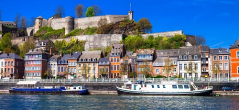 Afbeeldingen van Panoramic view medieval citadel in Namur Belgium from the river