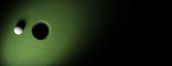 Bild på Golf ball on green turf banner