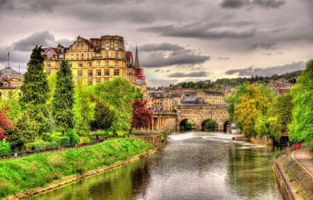 Bild på View of Bath town over the River Avon - England