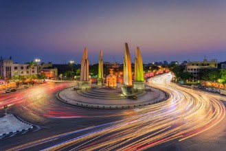 Afbeeldingen van Democracy monument during twilight timeThailand