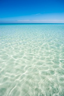 Afbeeldingen van Shore of classic turquoise Caribbean Sea dream beach under bright blue sky near the resort town of Varadero Cuba