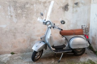 Afbeeldingen van Classical yellow scooter stands parked