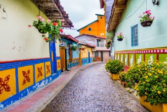 Bild på Beautiful and colorful streets in Guatape known as town of Zocalos Colombia
