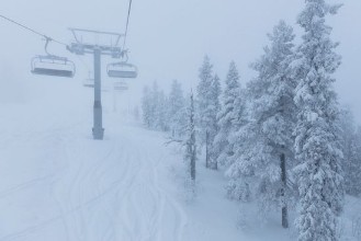 Foggy Ski Lift in Idre photowallpaper Wallpassion
