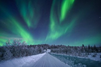 Afbeeldingen van Northern Lights Road Scene in Lapland