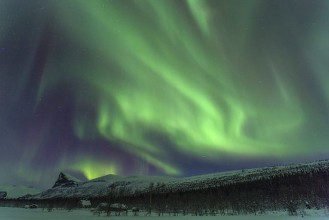 Northern Lights Scene in Sarek photowallpaper Wallpassion