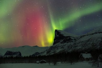 Northern Lights Mountains Scene in Lapland photowallpaper Wallpassion