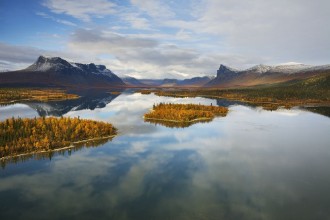 View over Lake in Swedish Lapland photowallpaper Wallpassion