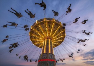 Swing Ride at Grona Lund in Stockholm photowallpaper Wallpassion