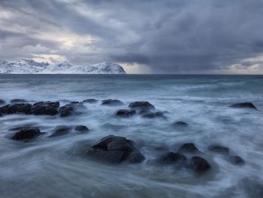 Movement of Water outside Lofoten photowallpaper Wallpassion