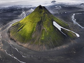 Volcano Maelifell on Iceland photowallpaper Wallpassion
